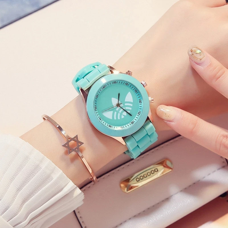 새로운 여자 시계 럭셔리 브랜드에 높은 품질의 석영 운동은 간단한 개성을 디지털 방식으로 석영 시계 사탕 색깔 뜨거운 여성용 시계